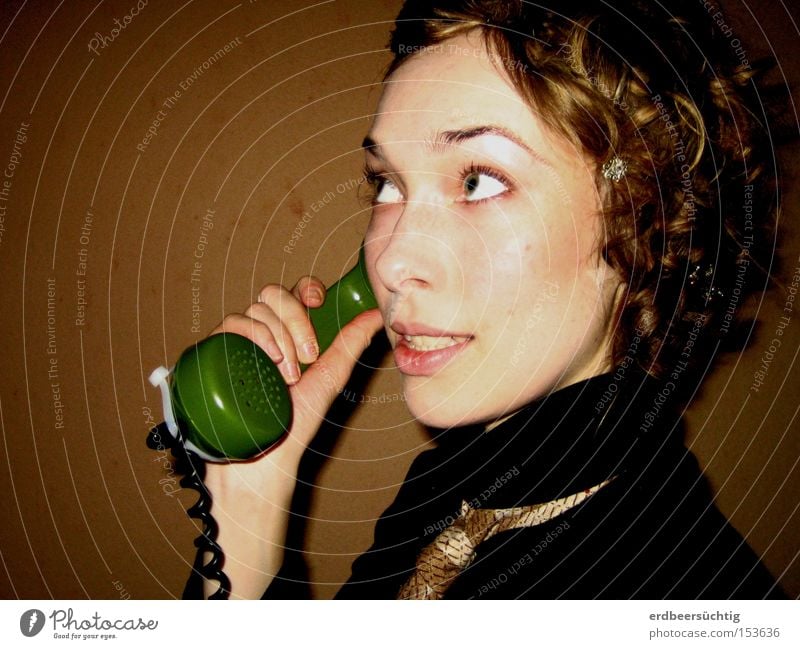 "...verbinde...!" Dienstleistungsgewerbe sprechen Telefon Frau Erwachsene alt Kommunizieren Telefongespräch Nostalgie Telefonhörer Porträt