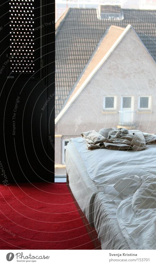 Bett mit Fensterblick Hotel Schlafzimmer schlafen Erholung Morgen Bettdecke Schlafanzug Roter Teppich Bettlaken Design Wochenende Ferien & Urlaub & Reisen