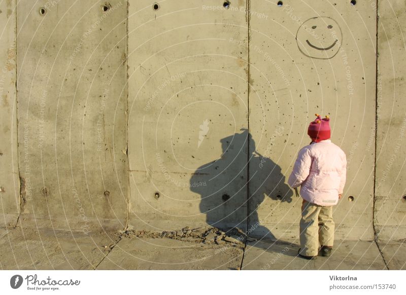 Smile! Trauer Fröhlichkeit Smiley Mauer Wand Kind trotzig Schatten Graffiti Schönes Wetter Schüchternheit Angst Beton Traurigkeit