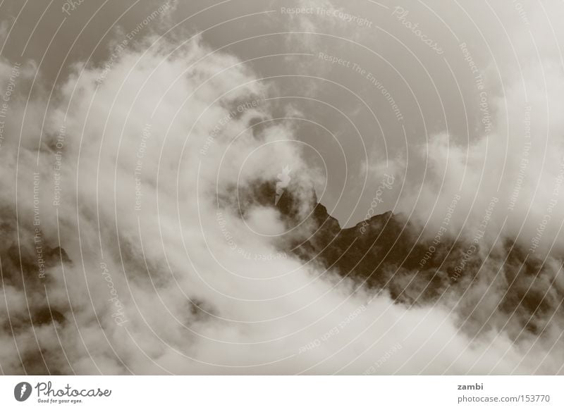 Nebelschleier Sepia Schleier Berge u. Gebirge Wetter Wolken Stimmung schlechtes Wetter Nebelwand Landschaft Monochrom misty Regen Gebierge