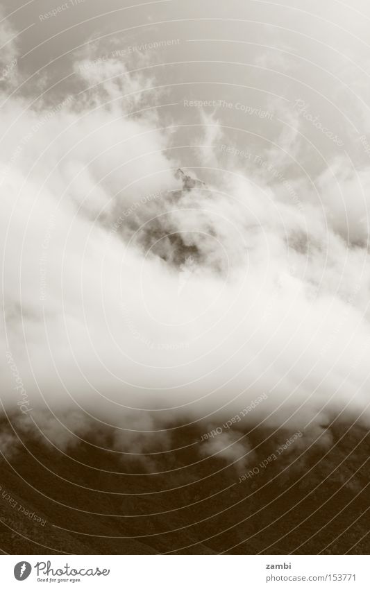 Nebelschleier Sepia Schleier Berge u. Gebirge Wetter Wolken Stimmung schlechtes Wetter Nebelwand Landschaft Monochrom Herbst misty Regen Gebierge