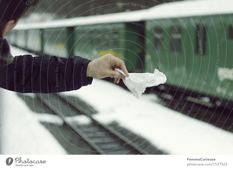 Au revoir. Junger Mann Jugendliche Erwachsene weinen Abschied winken Taschentuch Tuch weiß Arme Hand Eisenbahn Bahnhof wegfahren Trennung Schmerz Schnee Gleise