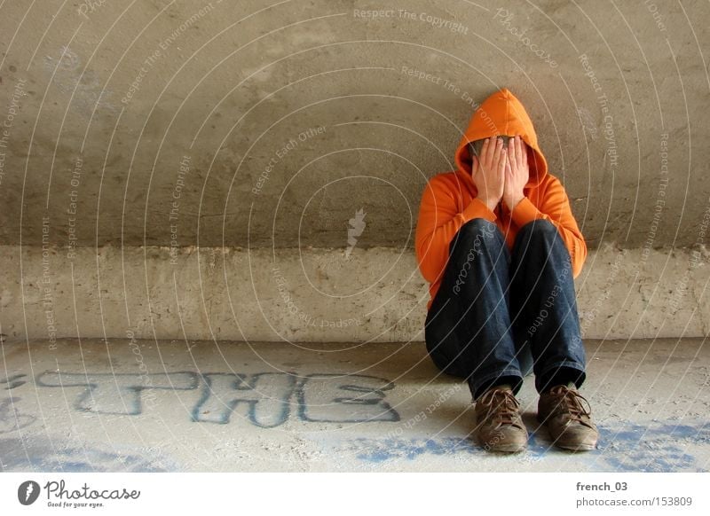 "Der" Kapuzenmann weint Mensch orange Beton Brücke sitzen verschränken weinen Trauer Verzweiflung Einsamkeit ausstoßen Obdachlose wertlos Tränen Armut