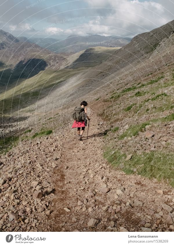 Frau beim Wandern im Lake District Natur Landschaft Erde Luft Himmel Wolken Gras Berge u. Gebirge laufen Ferien & Urlaub & Reisen wandern sportlich authentisch