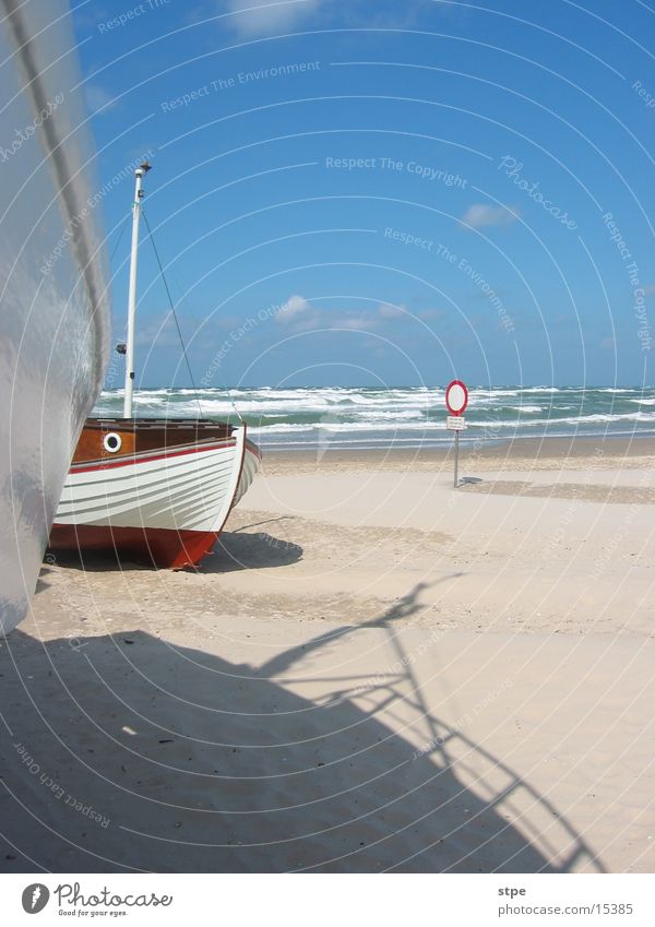 Gestrandet Meer Wasserfahrzeug Fischerboot Strand Nordsee Zugang verboten Sand Sonne Schatten