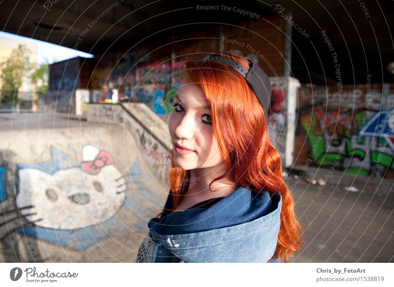 chris_by_fotoart Junge Frau Jugendliche Erwachsene 1 Mensch 13-18 Jahre Esslingen Sportpark Mode Kapuzenjacke Mütze rothaarig langhaarig Lächeln Blick stehen