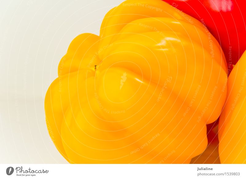 Foto des gelben rohen Pfeffers auf Weiß Gemüse Vegetarische Ernährung Paprika Lebensmittel orange Gesundheit reif organisch Farbfoto