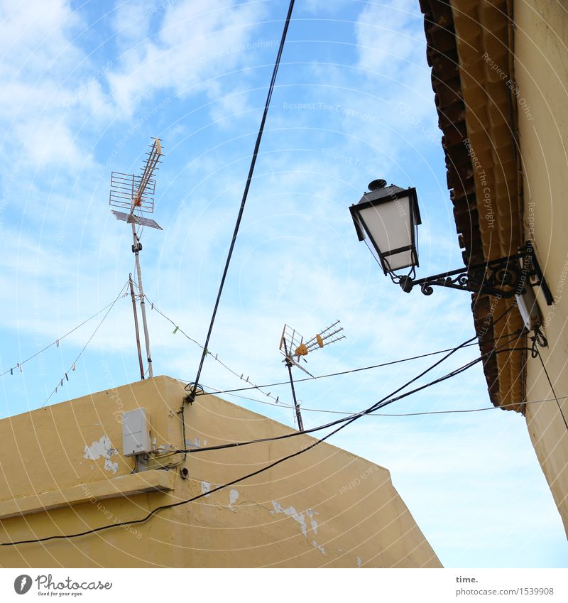 Empfangspersonal Technik & Technologie Telekommunikation Energiewirtschaft Kabel Draht Antenne Straßenbeleuchtung Stromtransport Himmel Wolken Mauer Wand