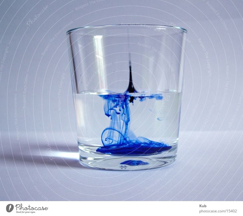 Blue Water 2 Tinte Spiegel Wellen Licht glänzend Verlauf Stil Makroaufnahme Nahaufnahme Wasser Glas blau Klarheit Wassertropfen Reaktionen u. Effekte
