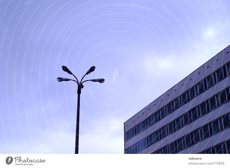 Ostblock Sowjetunion Straßenbeleuchtung Laterne Hochhaus Bürogebäude Block grau trist Architektur Ostdeutsch