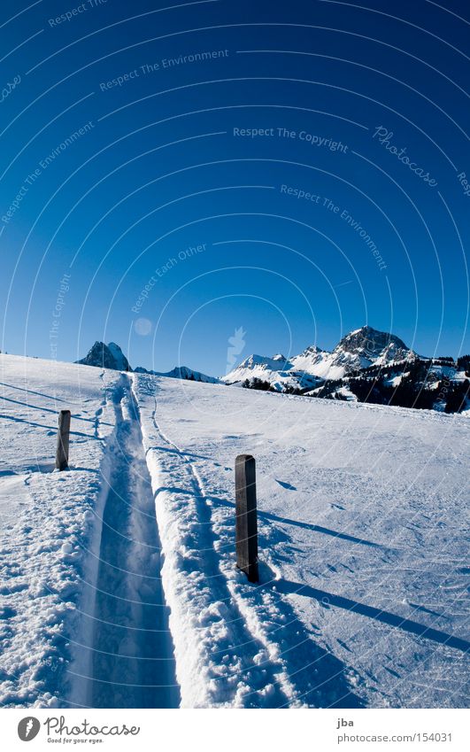 offroad Schnee weiß Berge u. Gebirge Spuren Skifahren Skispur gleiten Zaun Zaunpfahl Holzpfahl Schatten Schneelandschaft Landschaft