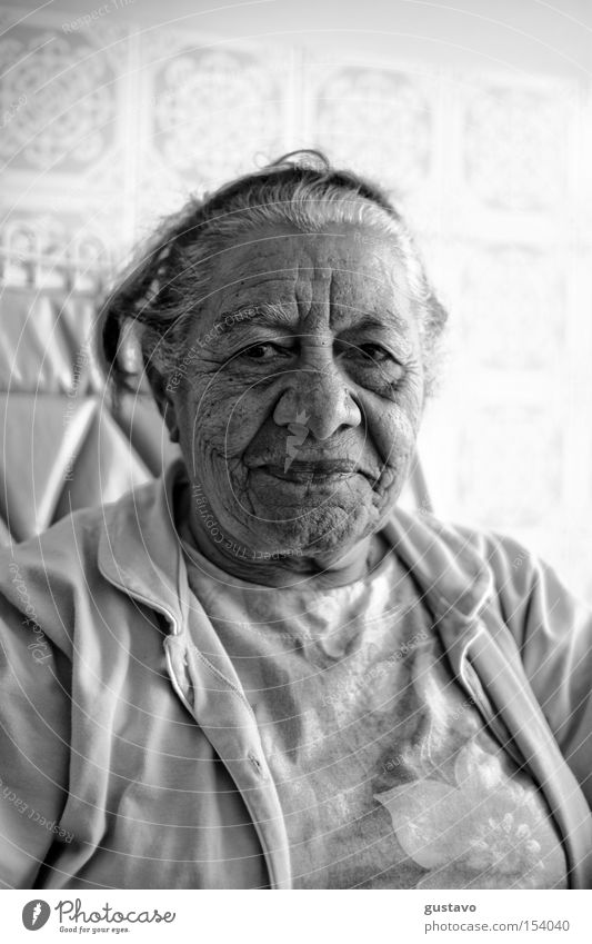 Alte Frau alt Mensch Hautfalten Gesicht Schwarzweißfoto Brasilien Außenaufnahme