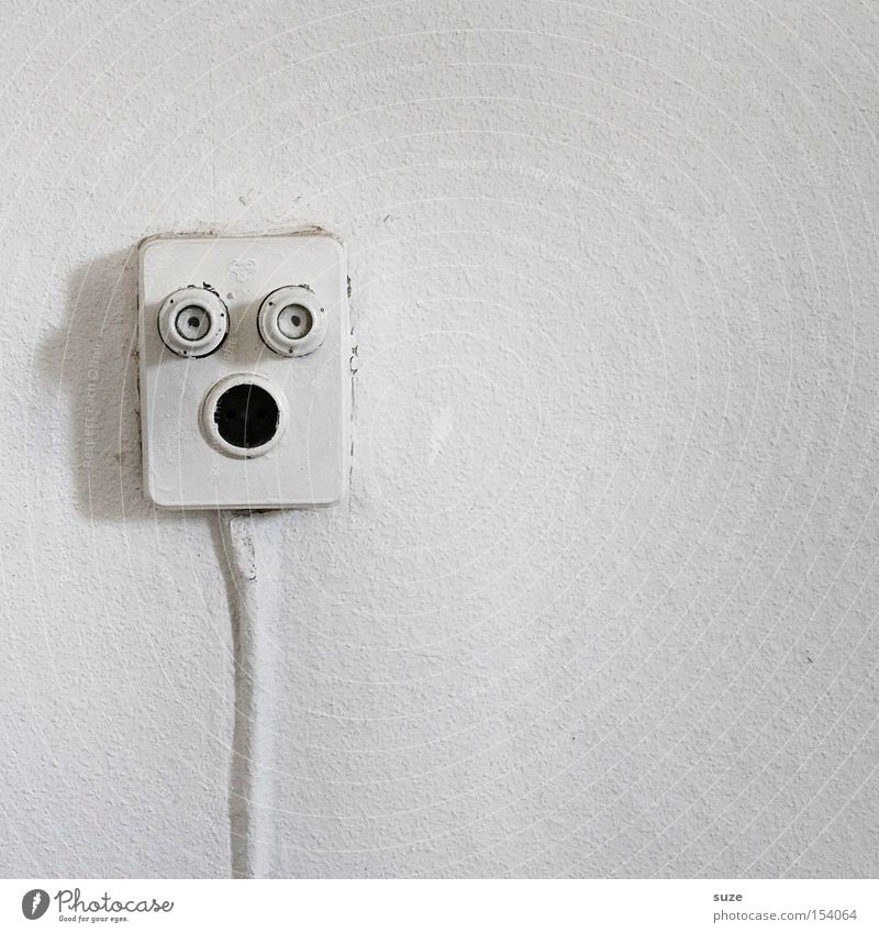Der Schrei Saft Gesicht Kabel Technik & Technologie Auge Mund weiß Wand Elektrizität Raufasertapete Elektrisches Gerät Steckdose Energie Freude lustig schreien