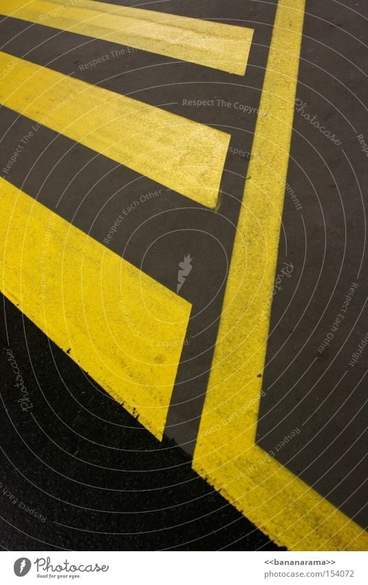 EL ZEBRASTREIFOS Zebrastreifen Bürgersteig Straße Asphalt Straßenbelag Beton gelb grau Linie Muster Symmetrie Verkehrswege Straßennamenschild Kommunizieren