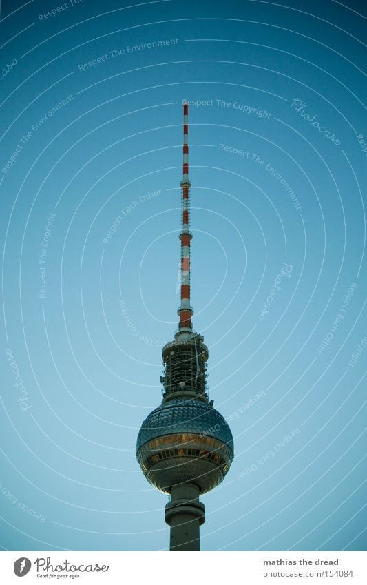 GROßER BRUDER Funkturm Berlin Alexanderplatz Berlin-Mitte Wahrzeichen hoch Kugel mystisch blau schön Idylle Himmel Silhouette Denkmal Berliner Fernsehturm Turm