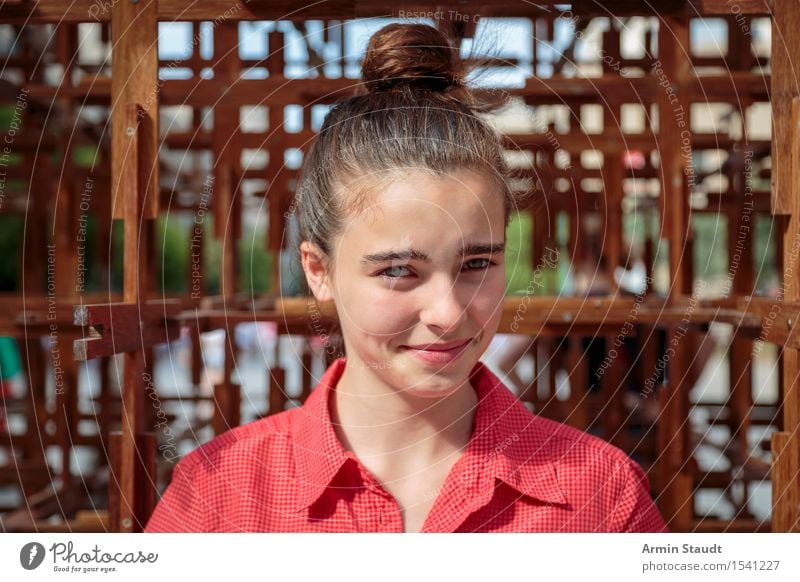 Porträt Lifestyle Stil schön Mensch feminin Junge Frau Jugendliche 1 13-18 Jahre Sommer Schönes Wetter einzigartig rot Barcelona Gerüst Gitter