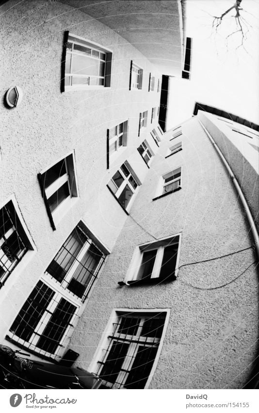 ecke - rund Ecke Hinterhof Block Altbau Haus Stadthaus Fassade Fenster Baum Himmel Fischauge Schwarzweißfoto Orthochrom 25 ASA 16mm