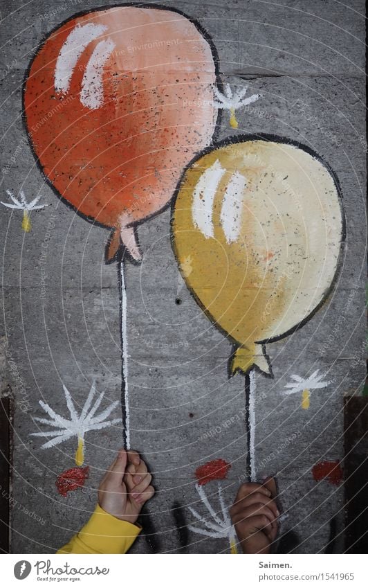 fabrikgemälde Hand gelb rot Luftballon gemalt festhalten Farbfoto Innenaufnahme Kunstlicht Blitzlichtaufnahme