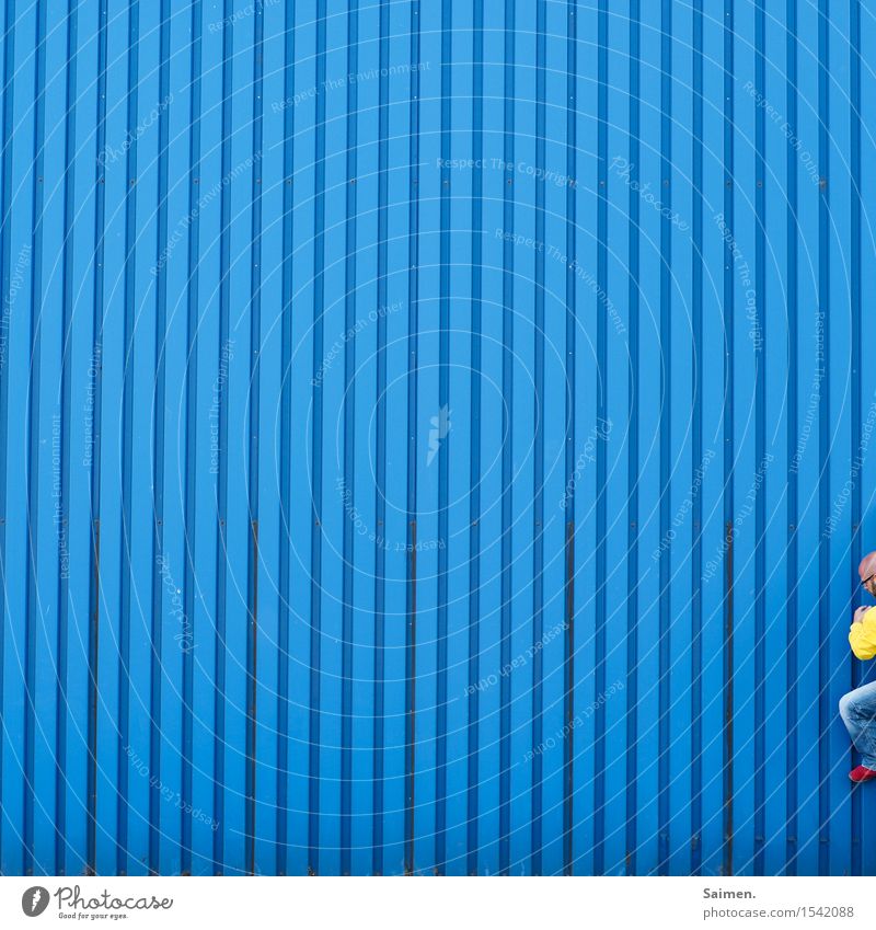 urban freeclimbing V Mensch Mann Erwachsene Körper 30-45 Jahre außergewöhnlich Klettern Stadt gelb blau Farbenspiel gestreift Strukturen & Formen Glatze Linie