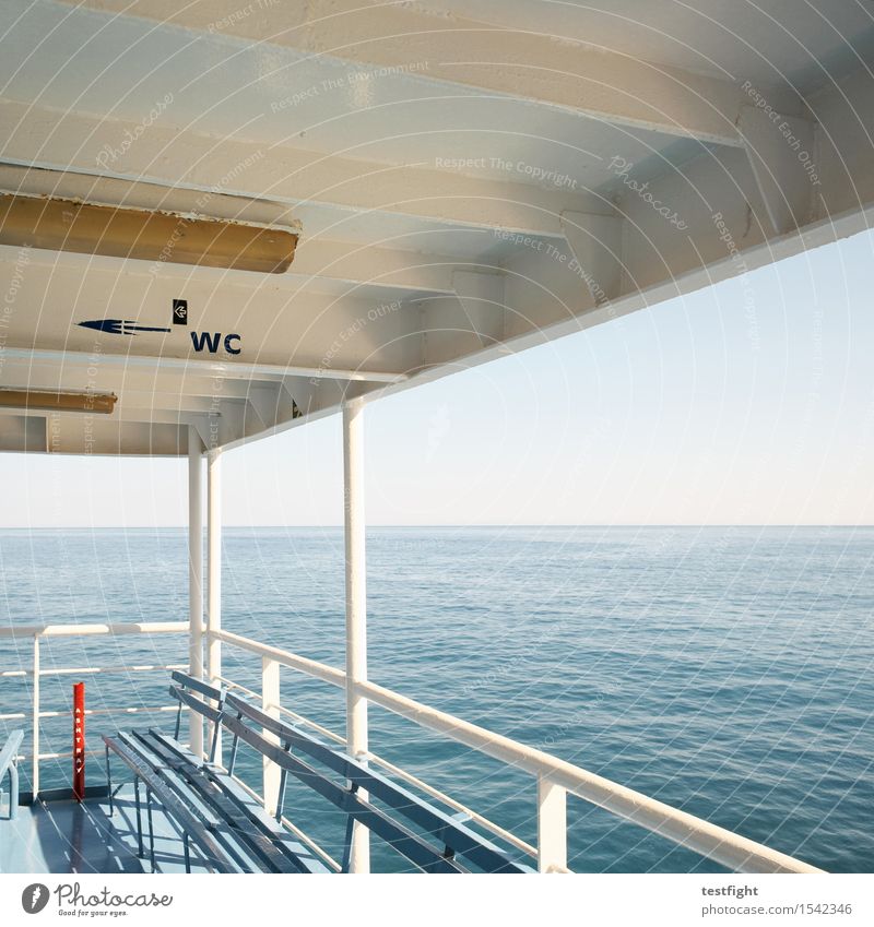 fähre Natur Wasser Meer Mittelmeer Verkehrsmittel Verkehrswege Schifffahrt Passagierschiff Fähre fahren Blick warten Flüssigkeit groß Unendlichkeit schön Wärme