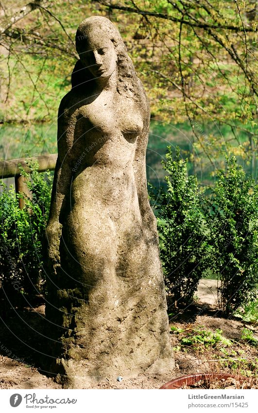 die schöne lau Statue Frau grau grün historisch Stein Wasser Pflanze