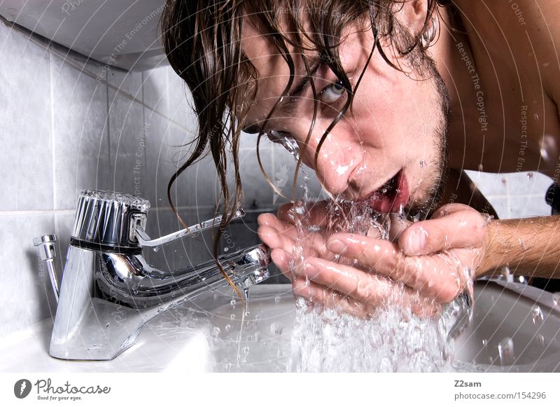 morgen früh Morgen Waschbecken Mann Bad nass kalt Körperpflege Wasser Waschen fresh Wassertropfen Erfrischung