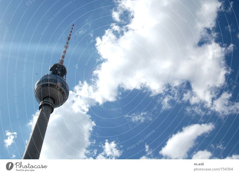 Wolkenstechen Berlin Funkturm Berliner Fernsehturm Turm Sommer Sonne Himmel weiß blau