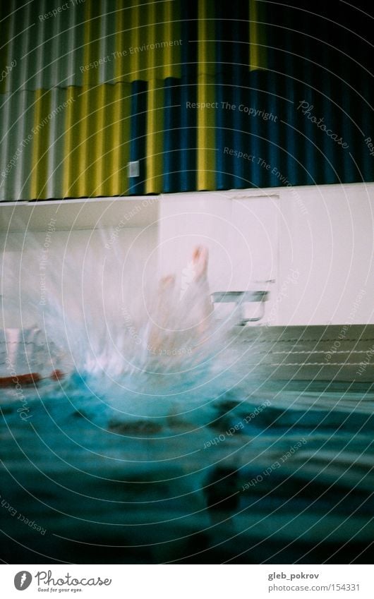 Springen. Freude Spielen Sport Schwimmbad Mensch Wasser Wassertropfen springen Buntlack Sibirien Russland Dinge Farbfoto