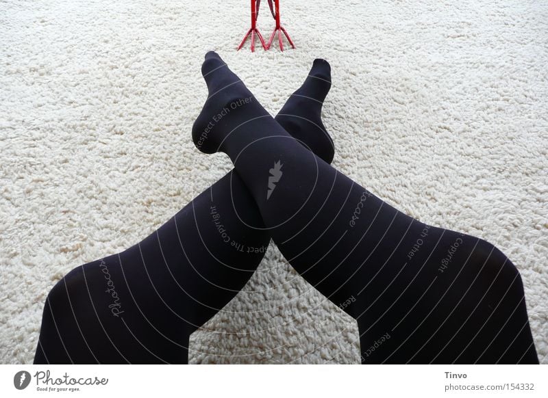 Krähenfüße und Stützstrümpfe Beine Metall rot schwarz Vogelkralle gekreuzt Frau blickdichte Strumpfhose Berberteppich