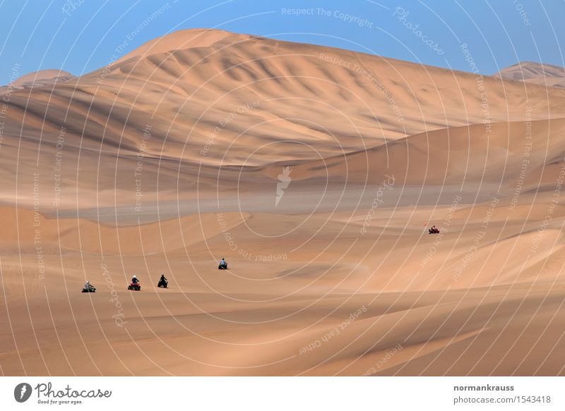 Wüste Namib in Namibia Ferien & Urlaub & Reisen Tourismus Ferne Safari Sommer Landschaft Urelemente Sand Wolkenloser Himmel Schönes Wetter Wärme Dürre Bewegung