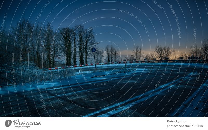 Winterkurve Nachthimmel schlechtes Wetter Eis Frost Schnee Straßenverkehr Autofahren Hochstraße scharfe kurve Risiko Glatteis klare nacht