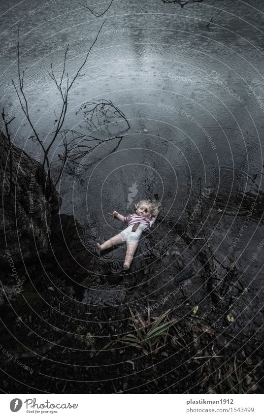 eine Puppe Mädchen Körper Wasser Wassertropfen Regen Baum Blatt See Spielzeug Angst dramatisch Kindheitserinnerung alt Traurigkeit Einsamkeit dunkel
