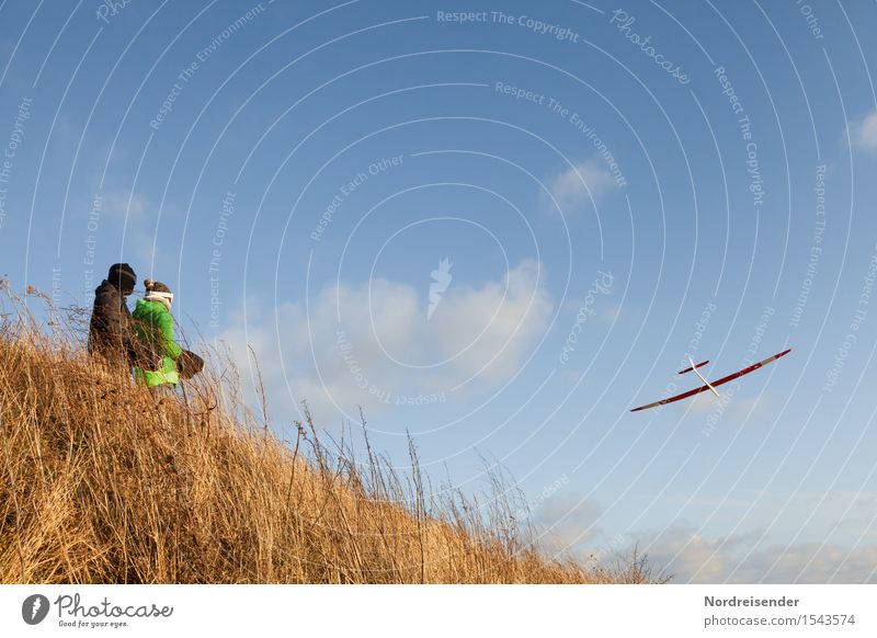 Modellflug Modellbau Technik & Technologie High-Tech Mensch 2 Himmel Wolken Schönes Wetter Wind Gras Wiese Luftverkehr Flugzeug Segelflugzeug Fluggerät fliegen