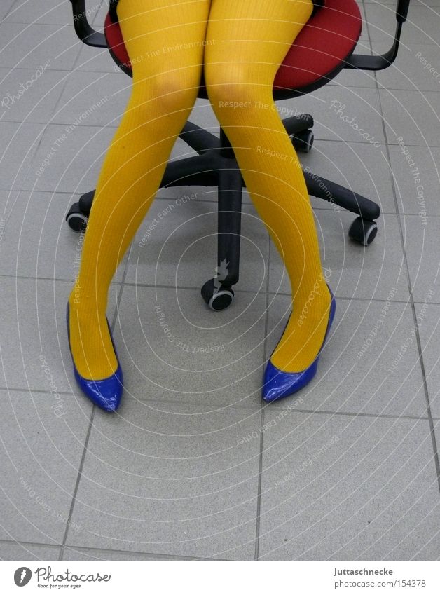 Gelbe Strümpfe/Blickdicht Beine Frau Strumpfhose Büro Sessel Damenschuhe gelb rot blau Öffentlicher Dienst Bildung Juttaschnecke