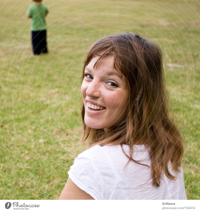 52 [glückliche mutter] Freude Glück Zufriedenheit Spielen Sommer Kleinkind Junge Frau Jugendliche Erwachsene Mutter Gras lachen Schulterblick Zurückblicken