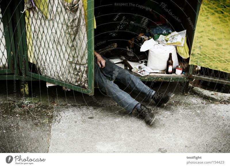 no sleep till brooklyn Beine 1 Mensch schlafen Armut kaputt Müdigkeit Einsamkeit Krise obdachlos elend Müll verloren Obdachlose Opfer Farbfoto Außenaufnahme