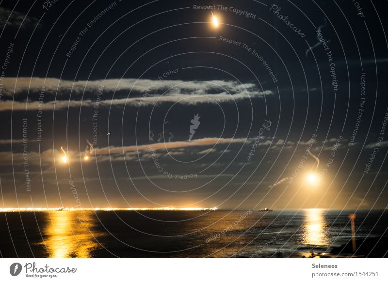 Invasion Himmel Wolken Horizont Meer Schifffahrt Hafen kämpfen hell Militär Leuchtfeuer Farbfoto Außenaufnahme Nacht Kunstlicht Licht