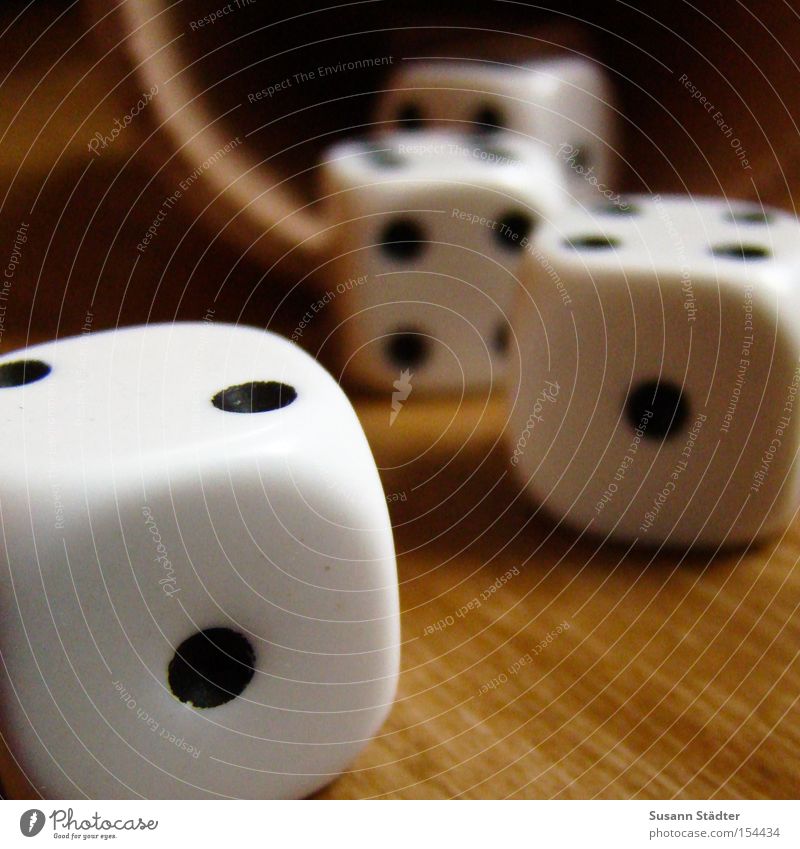 Die Würfel sind gefallen Becher Spielen Glücksspiel Leder Holz verlieren Quadrat Bodenbelag 1 2 4 5 6 Entscheidung Poker Zufall