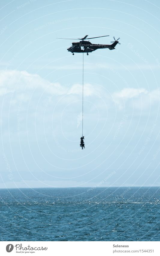 zusammen abhängen Mensch Himmel Wolken Horizont Meer Luftverkehr Hubschrauber maritim Rettung Farbfoto Außenaufnahme Textfreiraum unten