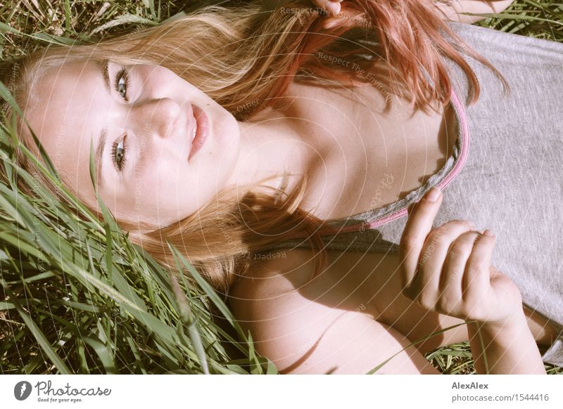 Sommermädchen Freude Ausflug Junge Frau Jugendliche Gesicht 18-30 Jahre Erwachsene Natur Gras Wiese Top blond langhaarig Lächeln liegen ästhetisch frech