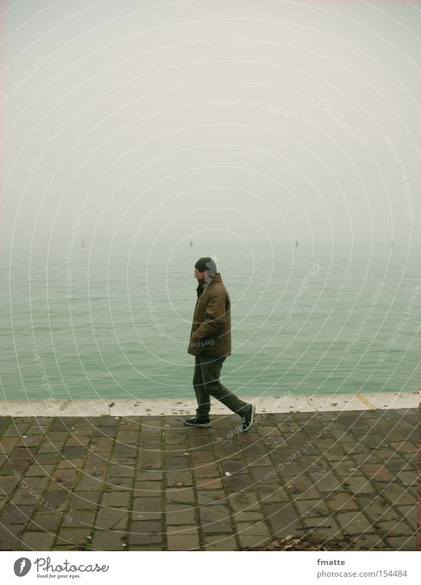 Mann am Strand Nebel Hafen laufen Einsamkeit Winter kalt Anlegestelle