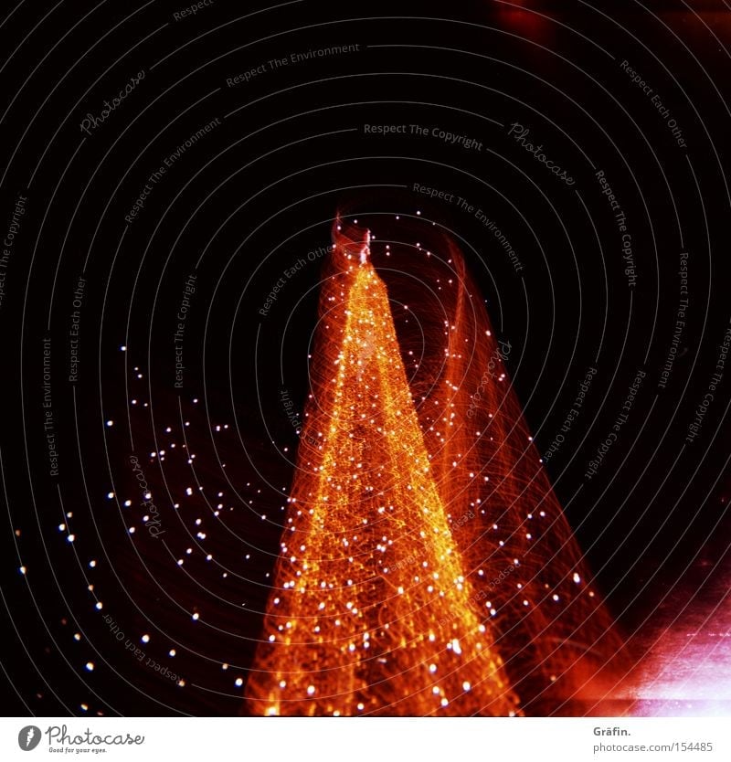 Drehwurm Weihnachtsbaum Licht drehen Langzeitbelichtung rot gelb rosa Nacht Weihnachtsmarkt Weihnachten & Advent dunkel Unschärfe Bewegung Holga Lomografie