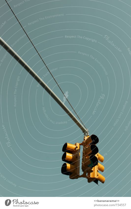 Wenn Ampeln bambeln Lichtsignal Verkehr Verkehrsstau Verkehrszeichen stoppen KFZ Straße Regel gelb Straßennamenschild Verkehrswege Kommunizieren Traffic