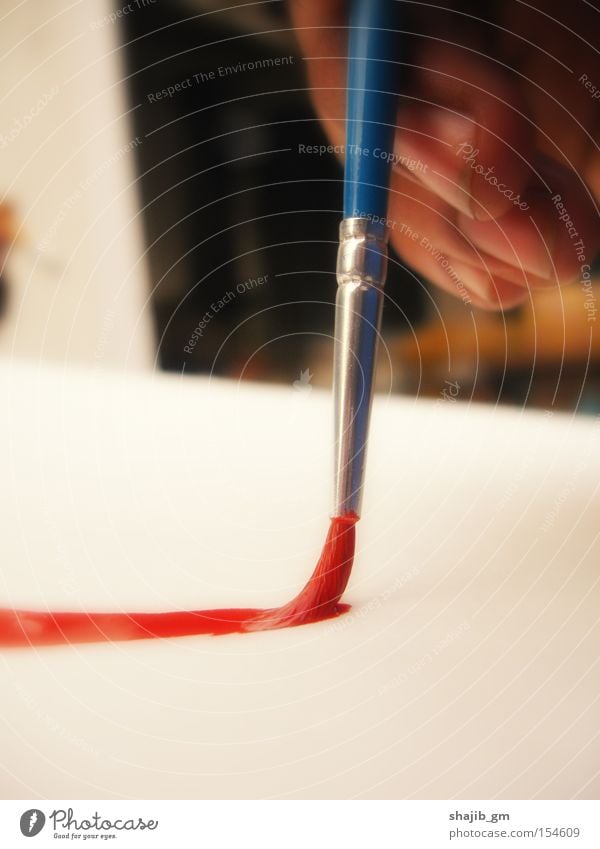 Erstellung einer Erstellung Bürste Kunst Farbstoff Hand Kreativität Gemälde Nahaufnahme blau rot weiß Kunsthandwerk Farbe Makroaufnahme