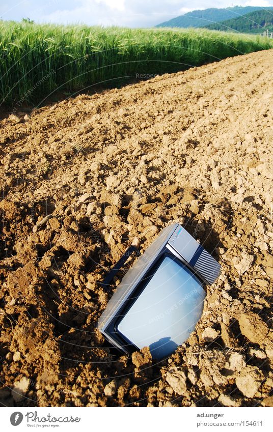 ab zu den würmern Fernseher Boden Erde Feld Grundbesitz beerdigen vergraben Tod Radio eingegraben