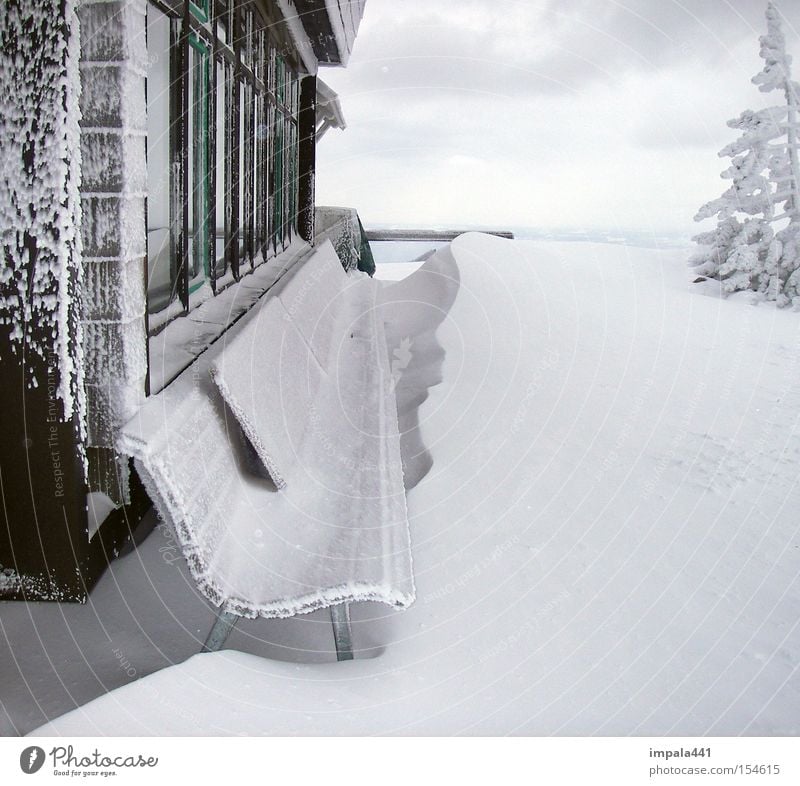 HOCHRIES 08 Winter Schnee Berge u. Gebirge Hütte Fenster Holz alt Ferne natürlich schwarz weiß gefroren Holzhütte Alm Schneewehe Aussicht Bank Detailaufnahme