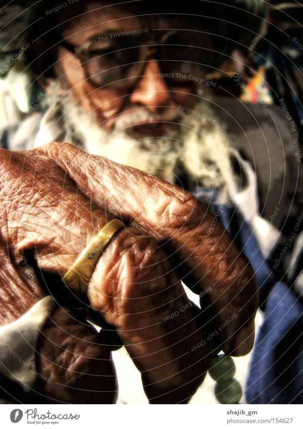 Zählen der Lebensdauer alt Hautfalten Ring warten Mann Bart Hand Brille Konzentration Makroaufnahme Vollbart