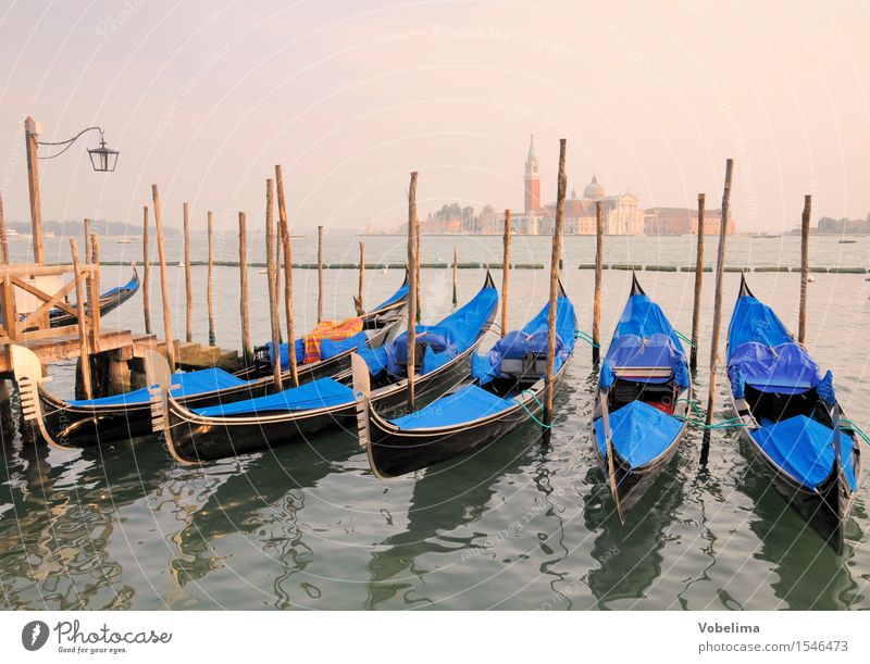 Gondeln und Kirche San Giogio Maggiore in Venedig Tourismus Städtereise Meer Insel Italien Stadt Stadtrand Bootsfahrt Wasserfahrzeug blau braun gelb grün