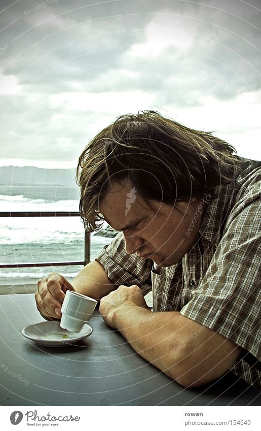 der kaffee is kalt!! Kaffee Espresso Wut Schlechte Laune sauer Ärger verärgern Strand Café trinken Mann unruhig