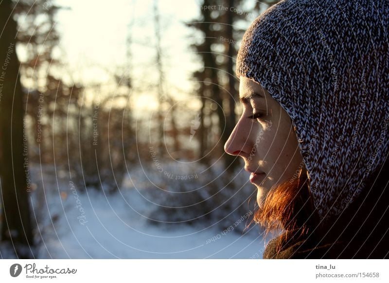 Winterspaziergang Sonne Schnee Himmel Wald kalt Licht Beleuchtung Natur Frau Silhouette genießen schön Sonnenuntergang Porträt Frieden Mensch